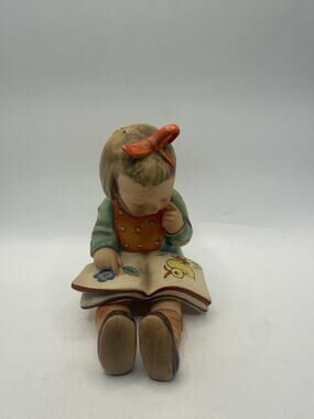 Hummel Goebel "Bookworm" Adorable Girl Figurine 3/I - (1960-1972) Reading Book *